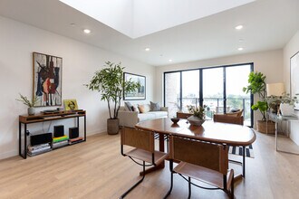1319 S Orange Grove Ave in Los Angeles, CA - Foto de edificio - Interior Photo