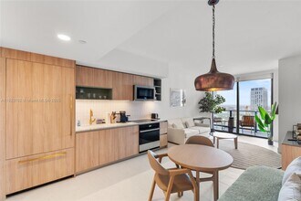 601 NE 1st Ave in Miami, FL - Building Photo - Building Photo