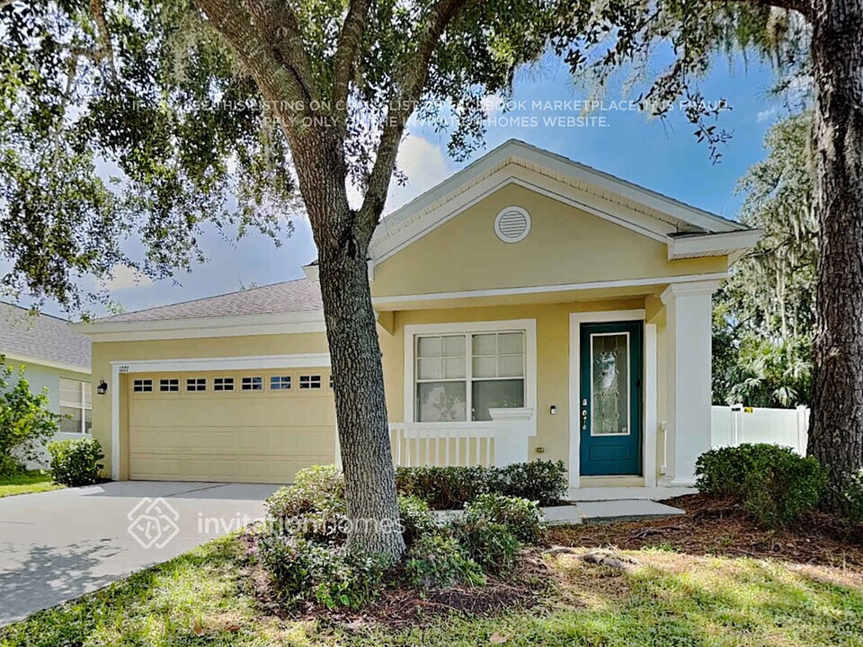 1227 Nashville Dr in Wesley Chapel, FL - Foto de edificio