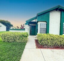 525 SW Sara Blvd in Port St. Lucie, FL - Building Photo
