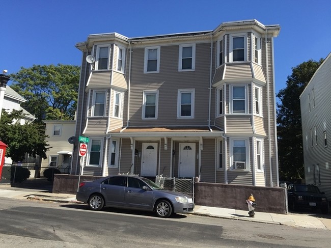 108-110 George St in Boston, MA - Foto de edificio - Building Photo