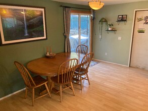 836 SE Douglas St in Bend, OR - Foto de edificio - Building Photo