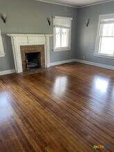 210 E Cedar St in Seguin, TX - Building Photo - Building Photo