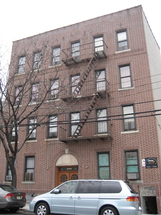 4053 61st St in Woodside, NY - Building Photo