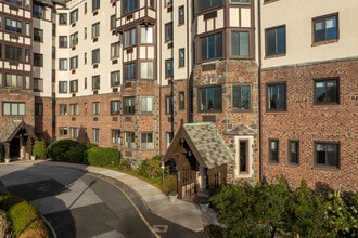 Greenwich Lodge in Greenwich, CT - Foto de edificio - Building Photo