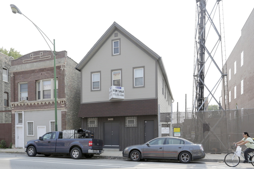 2432 N Clybourn Ave in Chicago, IL - Building Photo