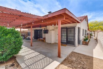 5242 Dickens Dr in Las Vegas, NV - Building Photo - Building Photo
