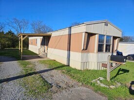 607 Tater Peeler Rd in Lebanon, TN - Building Photo