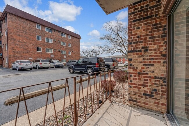 7117 W 93rd St, Unit 102 in Oak Lawn, IL - Building Photo - Building Photo