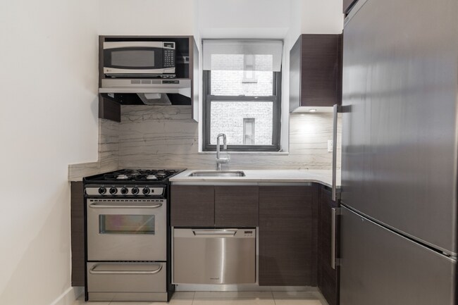 251 E 61st St in New York, NY - Building Photo - Building Photo