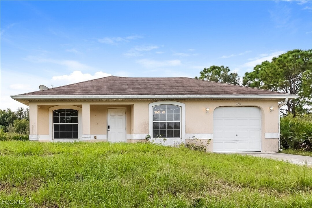 2709 49th St W in Lehigh Acres, FL - Building Photo