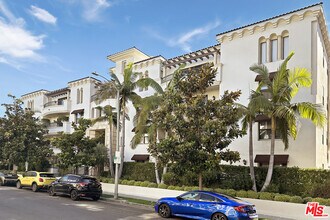 122 N Clark Dr in Los Angeles, CA - Building Photo - Building Photo