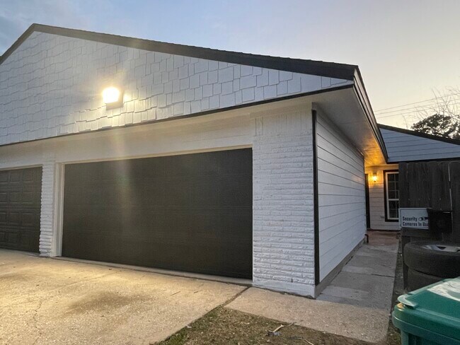 7022 Fondren Rd in Houston, TX - Foto de edificio - Building Photo