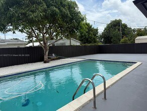15711 SW 106th Ave in Miami, FL - Foto de edificio - Building Photo