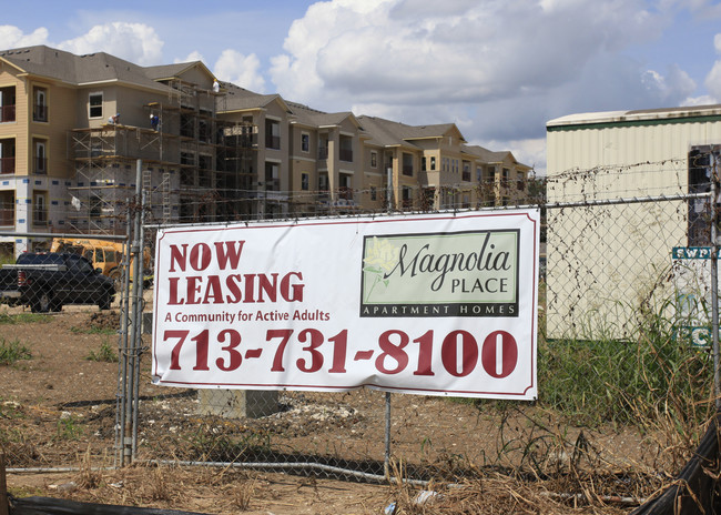 Magnolia Place Senior Apartments in Houston, TX - Foto de edificio - Building Photo