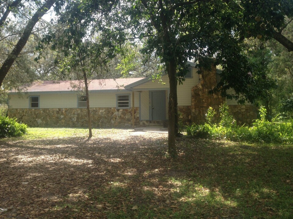 3301 Diana Dr in Zephyrhills, FL - Foto de edificio