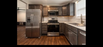 1301 S Holland St in Marion, IL - Foto de edificio - Building Photo