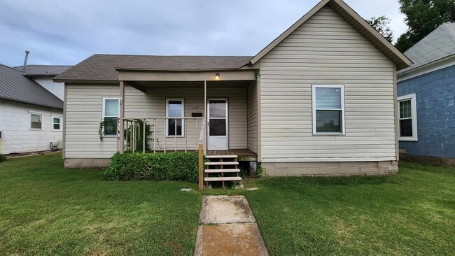 property at 1613 W Noble Ave