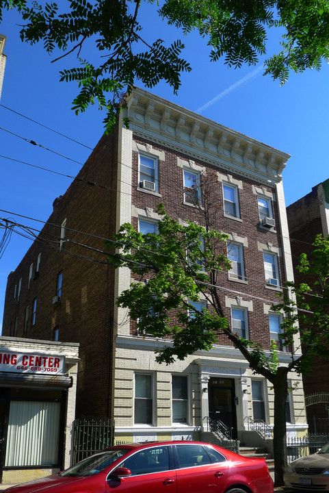 61-05 Catalpa Ave in Flushing, NY - Foto de edificio