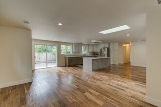 10411 NE 142nd Pl in Kirkland, WA - Building Photo - Building Photo