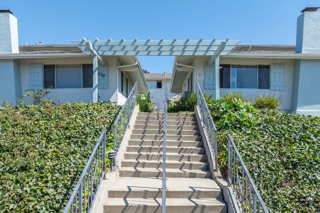 Evergreen Apartments in Goleta, CA - Building Photo - Building Photo
