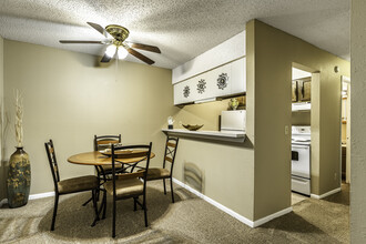 Cedar Lakes Apartments in Wichita, KS - Foto de edificio - Interior Photo