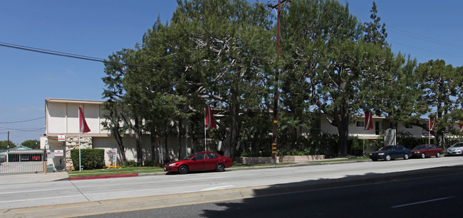 Pine Terrace in Whittier, CA - Foto de edificio - Building Photo