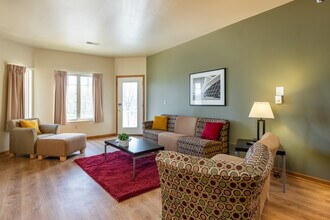 River Trail Apartments in Waukesha, WI - Foto de edificio - Interior Photo