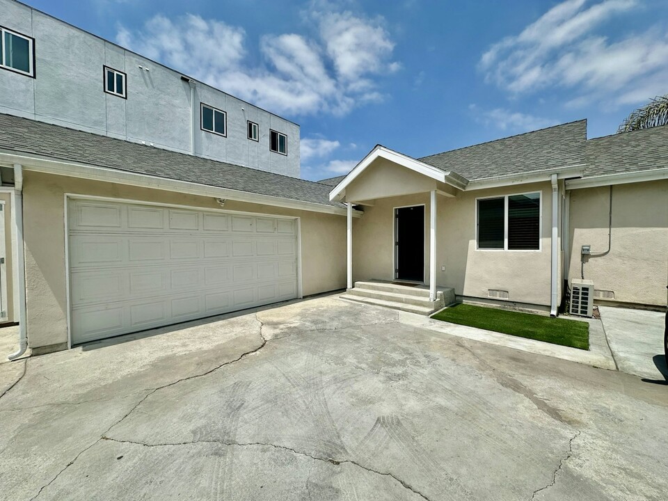 1591 1/2 W 35th Pl in Los Angeles, CA - Building Photo