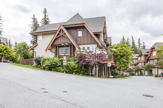 2000 Panorama Dr in Port Moody, BC - Building Photo - Building Photo