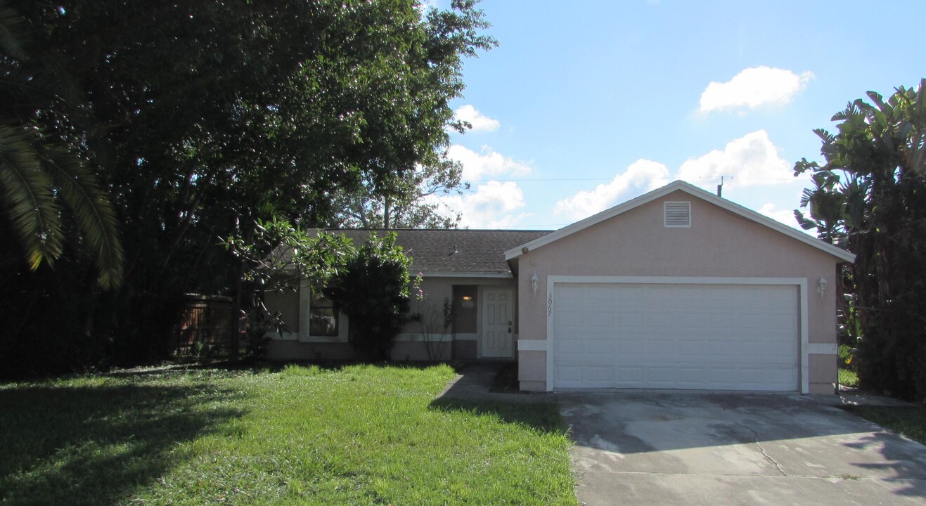 3067 SW Circle St in Port St. Lucie, FL - Building Photo