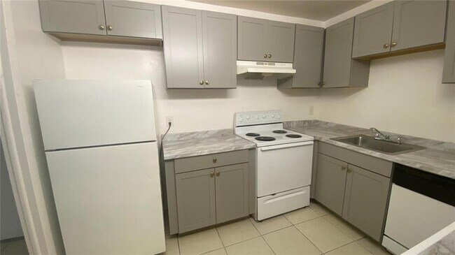 4170 Inverrary Dr, Unit 406 in Lauderhill, FL - Building Photo - Building Photo