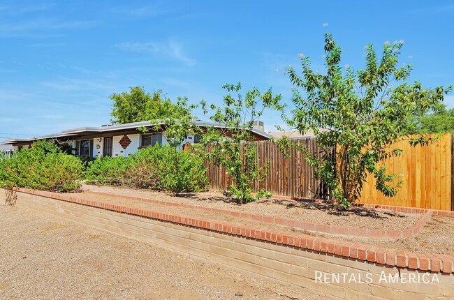 1702 N Highland Ave in Tucson, AZ - Building Photo - Building Photo