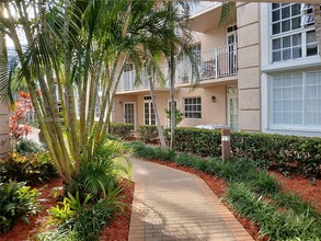 1280 S Alhambra Cir in Coral Gables, FL - Foto de edificio - Building Photo