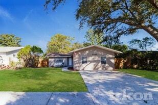 2280 Winchester Dr in Dunedin, FL - Building Photo