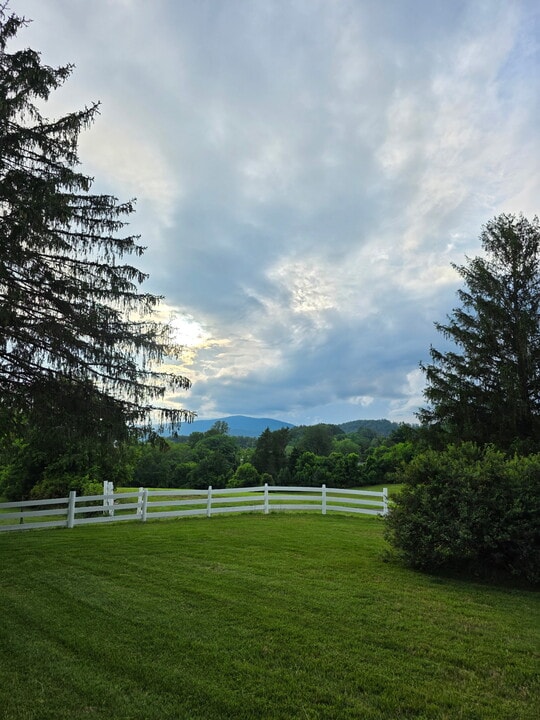 220 Blakey Ave in Stanardsville, VA - Building Photo