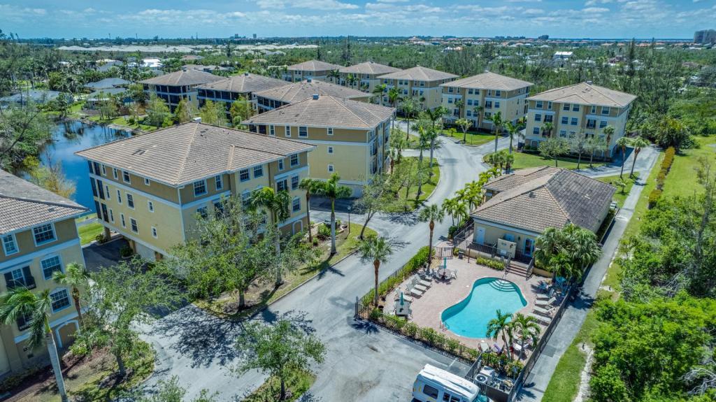 10031 Lake Cove Dr in Ft. Myers, FL - Foto de edificio