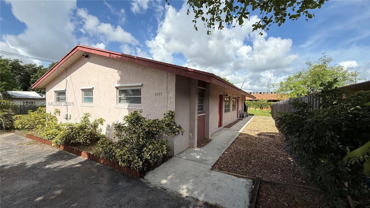 4235 SW 62nd Ave in Davie, FL - Building Photo