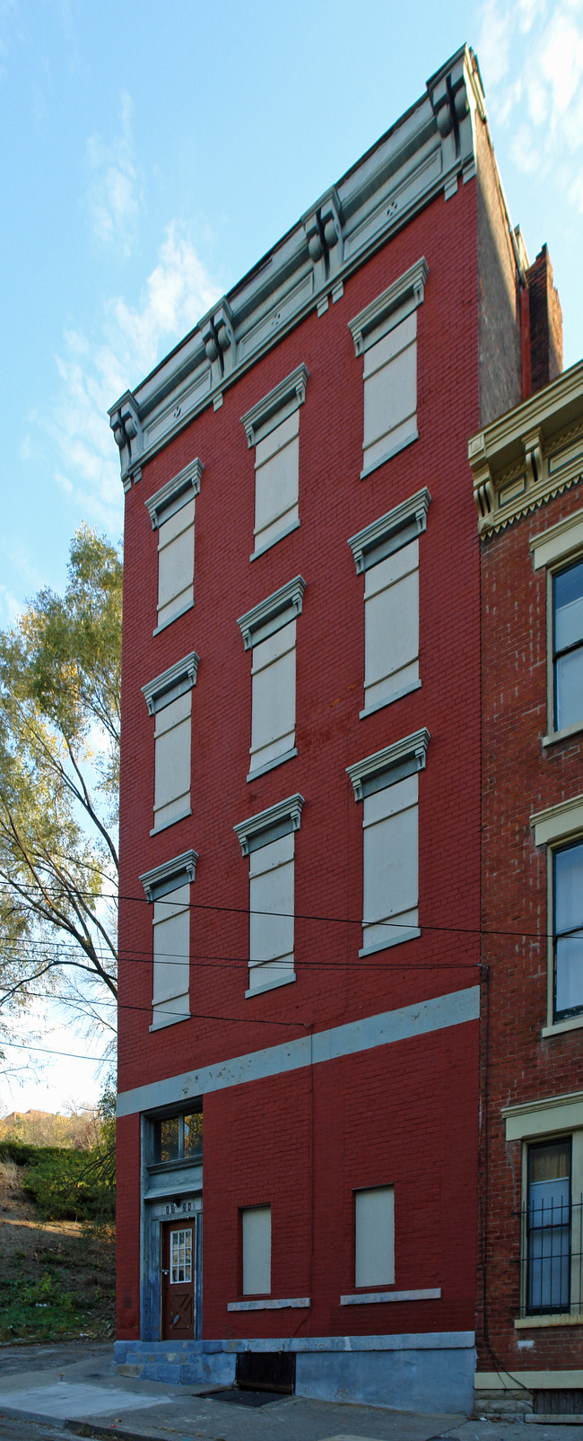 1324 Pendleton St in Cincinnati, OH - Foto de edificio - Building Photo