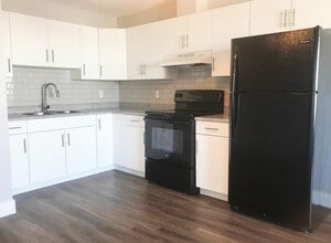 Hillview Estates in Yellowknife, NT - Building Photo - Building Photo