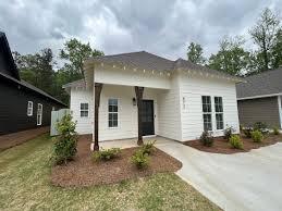 872 Village Dr in Opelika, AL - Building Photo