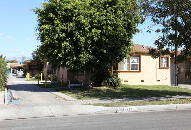 4859-4861 Live Oak St in Bell, CA - Foto de edificio - Building Photo