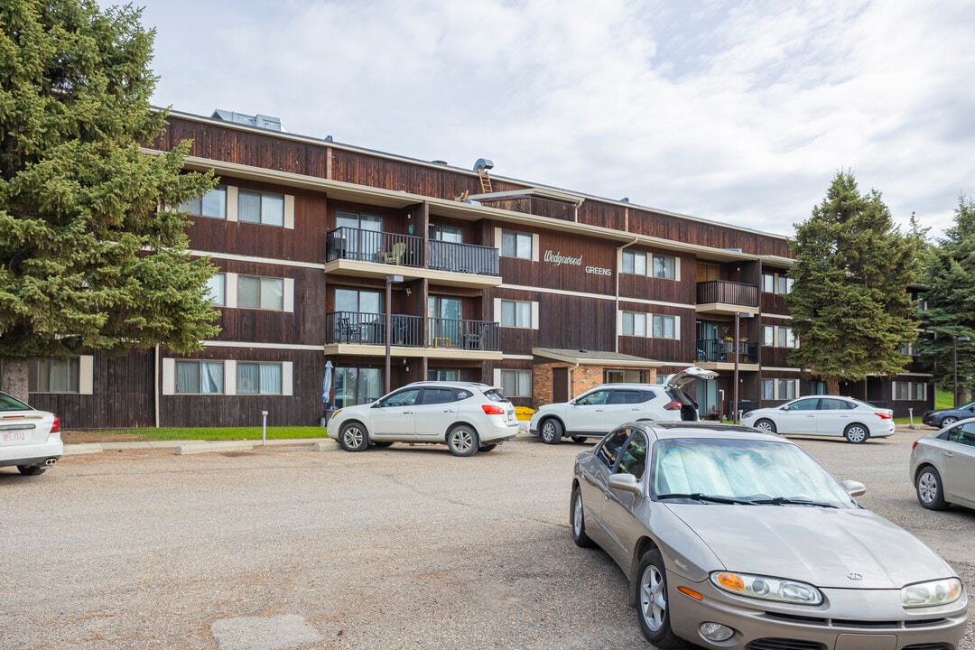 Wedgewood Greens in Okotoks, AB - Building Photo