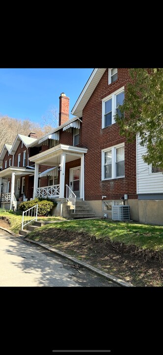 4 Campbell Ter in Wheeling, WV - Building Photo