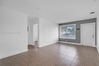 3171 NW 16th St in Lauderhill, FL - Foto de edificio - Building Photo