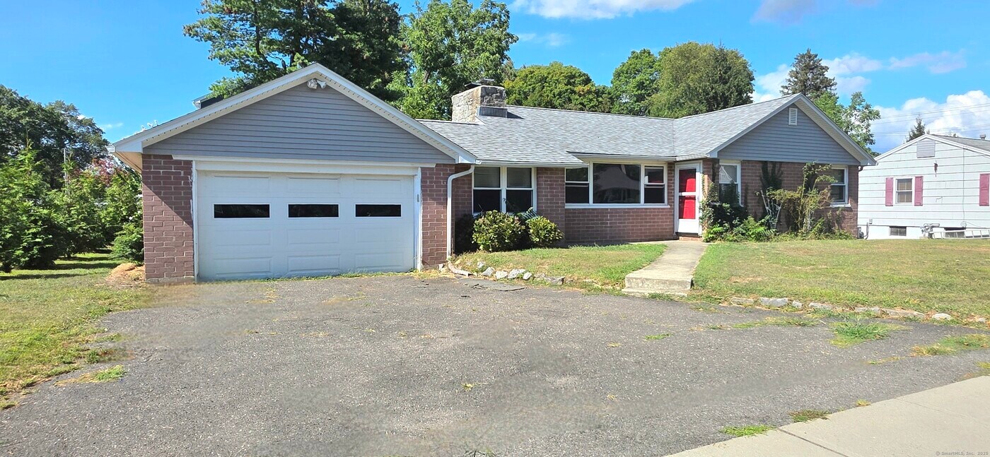21 Meadowside Rd in Milford, CT - Building Photo
