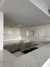 11061 NW 88th Ter in Doral, FL - Foto de edificio - Building Photo