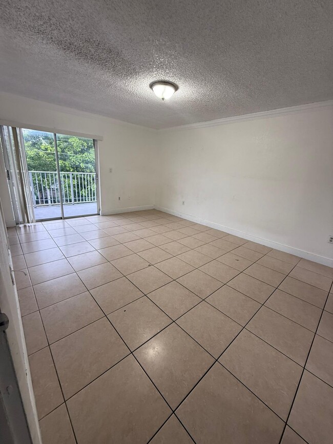 2660 W 76th St in Hialeah, FL - Building Photo - Building Photo