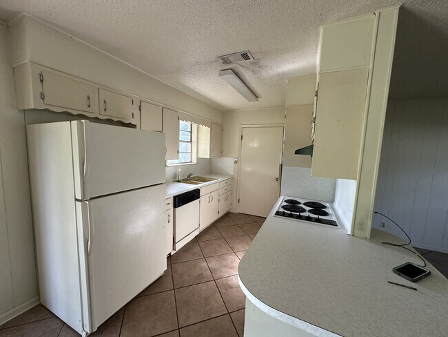 124 Seaman Dr in Silsbee, TX - Building Photo - Building Photo
