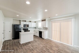 6797 Brittany Oak Dr in Louisville, KY - Building Photo - Building Photo